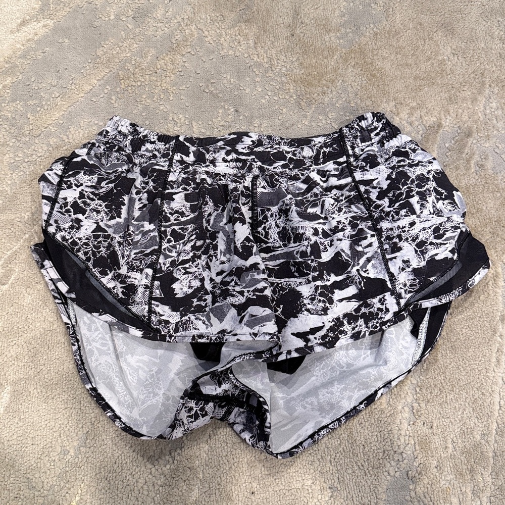 lululemon hoty hot shorts in EUC size 6 Regular